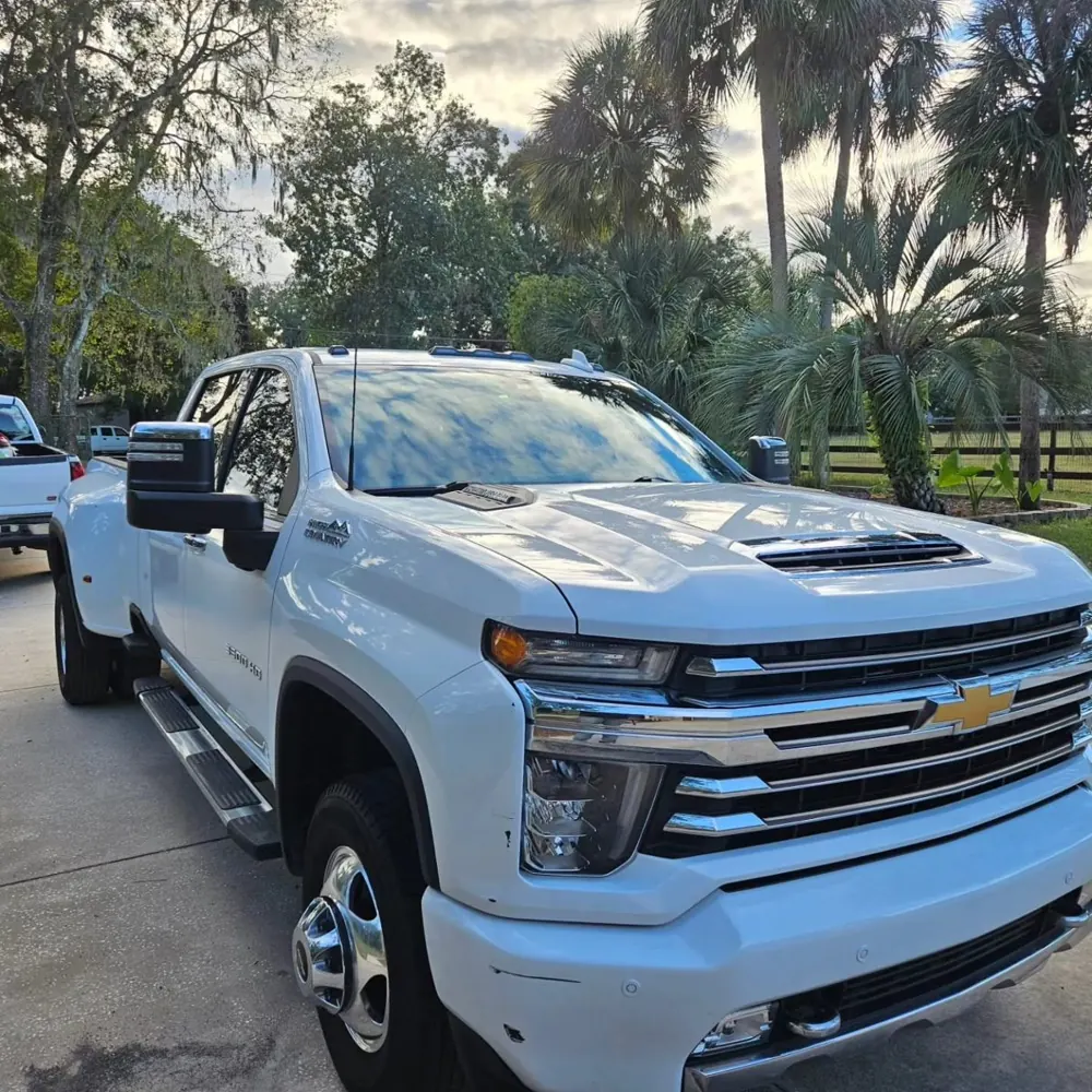 White Chevrolet Silverado HD