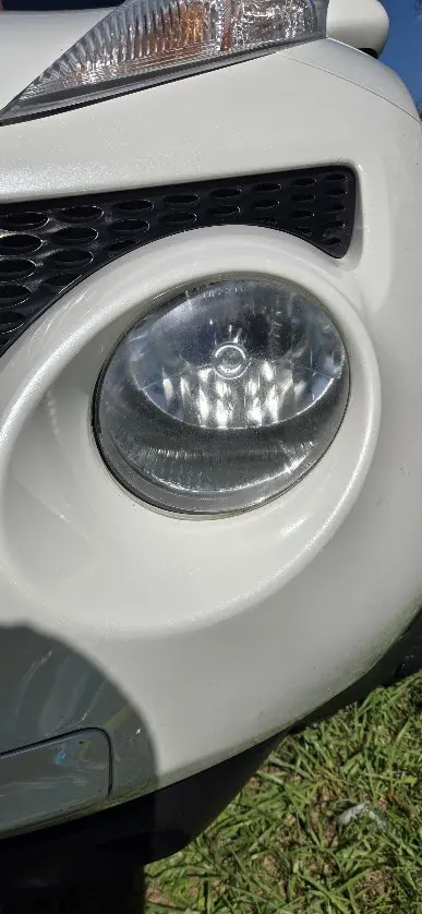 Clear fog light on a white Nissan Juke after restoration