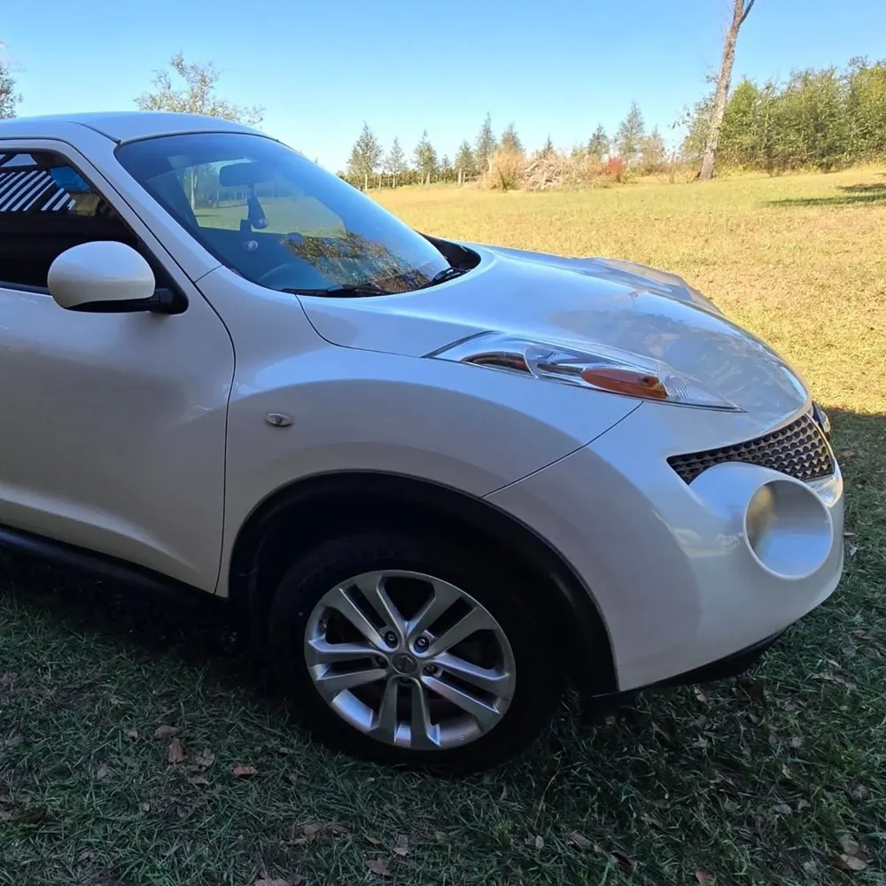 White Nissan Juke, front quarter